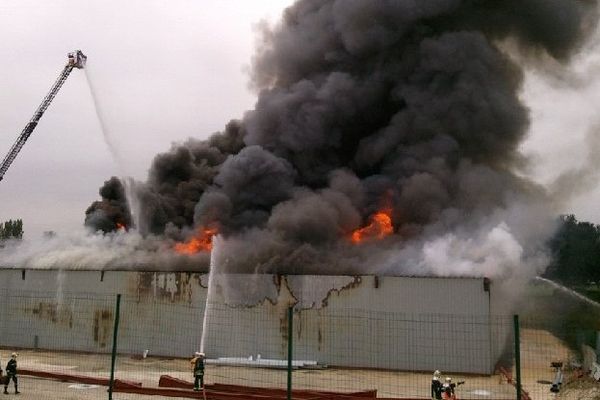 L'incendie en cours dans la société de location de box à Soyaux (16).