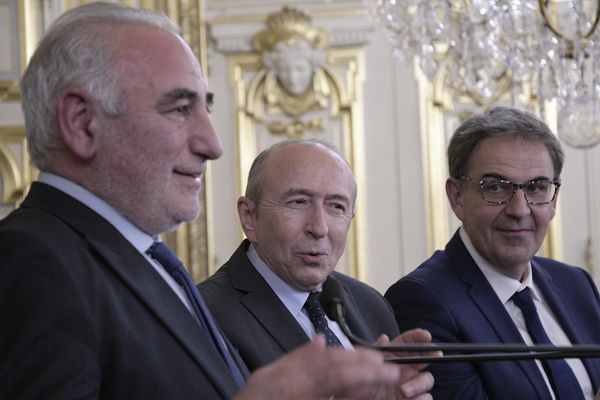 Gérard Collomb entouré de David Kimelfeld et Georges Képénékian, au premier rang. 