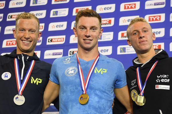 David Aubry et Damien Joly posent aux côtés de  Marc-Antoine Oliviera sur le podium des championnats de France à Rennes. 