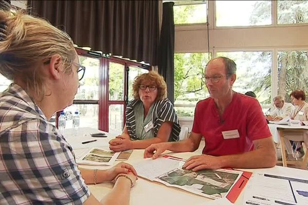 Farm-dating : les candidats à la reprise d'exploitation et les agriculteurs cédants ont eu 7 minutes pour échanger. Châteauroux (Indre) -  22 septembre 2018 