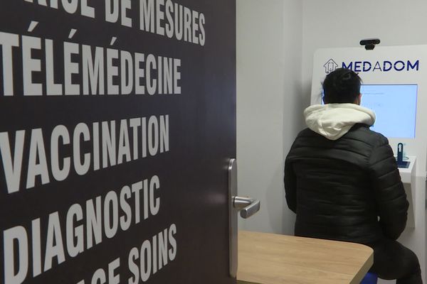 Dans cette pharmacie de Clermont-Ferrand, cette patiente a opté pour la téléconsultation.