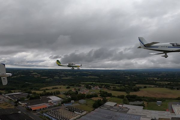 C'est un rendez-vous qui attire chaque année des milliers de spectateurs à Saint-Junien (Haute-Vienne) sur l'aérodrome Maryse Bastié où se déroule notamment le spectacle de voltige.