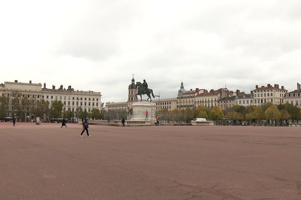 La place Bellecour, emblème de Lyon, vaste et nue mais plus pour longtemps