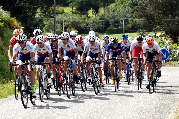 Le peloton du Tour de l'Avenir lors de la seconde étape