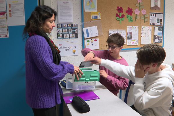 Les collégiens déposent leurs téléphones dès le début de la première heure de cours, et le récupèrent à la fin de la journée.