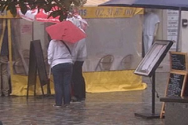 Terrasses désertes, parapluies et vêtements chauds... pas un temps à mettre un touriste dehors ce week-end de Pentecôte !