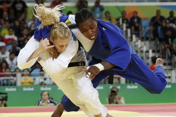 Audrey Tcheuméo lors de son combat contre l'américaine Kayla Harrison à Rio