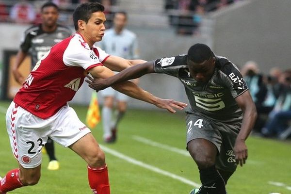 Le défenseur Aissa Mandi n'a rien pu faire pour empêcher Paul-Georges Ntep et le stade rennais de s'imposer facilement à Auguste Delaune.