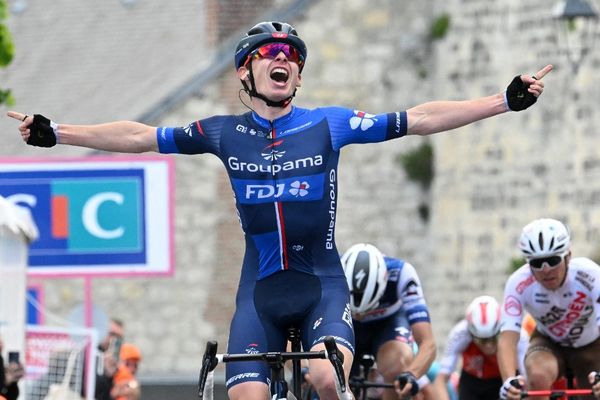 Romain Grégoire, grand espoir du cyclisme français, franchit la ligne d'arrivée en vainqueur, à Laon dans l'Aisne.