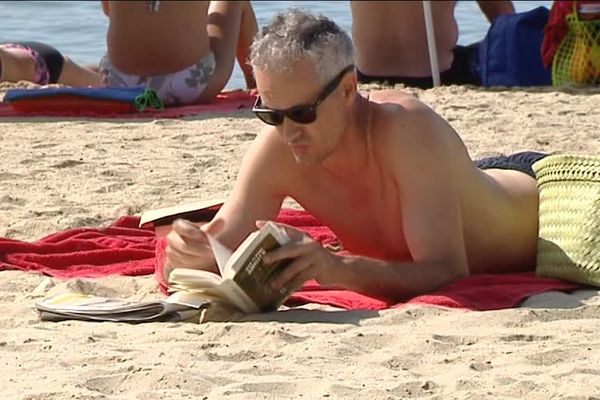 Plage du Mourillon dans le Var, "le camion qui livre" est une librairie ambulante