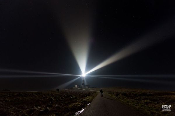 Le phare du Créac'h de nuit par Charles Marion