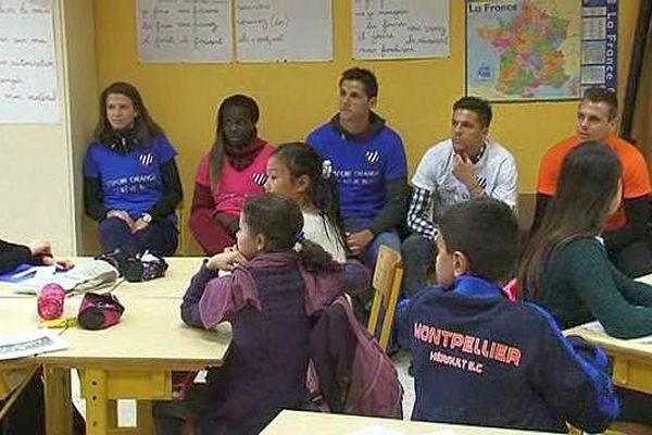 Montpellier - Laura AGARD, Viviane ASSEYI, Jonas MARTIN, Florian SOTOCA et Kevin BERIGAUT sur les bancs de l'école Spinoza avec 24 élèves de CM2- 5 janvier 2016.