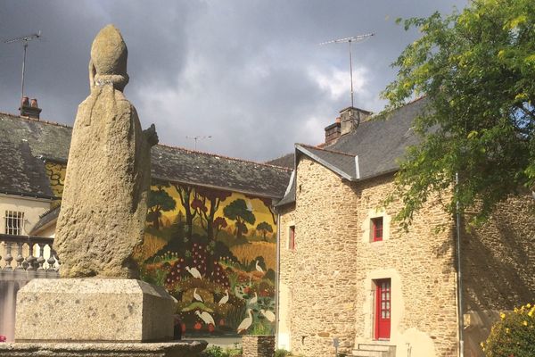 Jusqu'au 26 septembre Saint Caradec accueille une exposition des œuvres du peintre naïf Alain Thomas