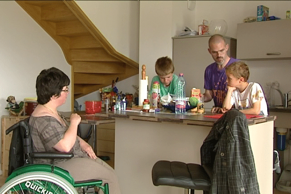 Moment de détente dans la cuisine familiale