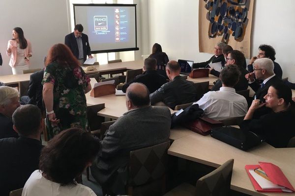 Rencontre des industriels du textile et des députés à l'Assemblée Nationale.