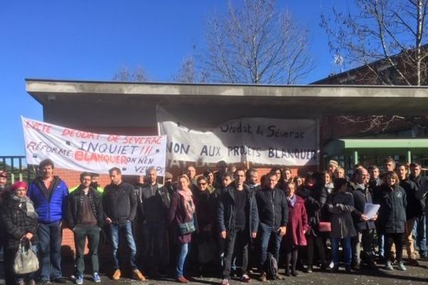 Les professeurs démissionnaires du lycée Déodat de Séverac de Toulouse, entouré par leurs collègues solidaires