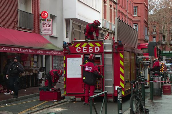 Les pompiers sont intervenus rue Denfert-Rochereau à Toulouse. Des fissures ont été constatées sur un mur porteur du numéro 13. La rue est coupée à la circulation des piétons et voitures et les habitants des immmeubles des numéros 11, 13 et 15 évacués.