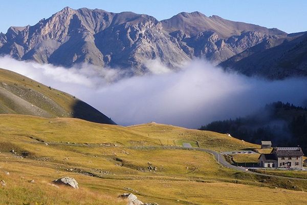 Le Refuge de la Cayolle  est situé sur la commune d' Uvernet-Fours (04), dans le massif du Mercantour.