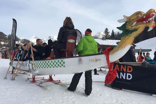 Des Annéciens ont conçu un dragon boat sur skis au Grand-Bornand (Haute-Savoie).