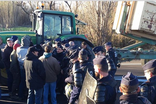 Une compagnie de CRS est intervenue pour bloquer les agriculteurs qui voulaient vider une benne de bois sur la voie rapide. 