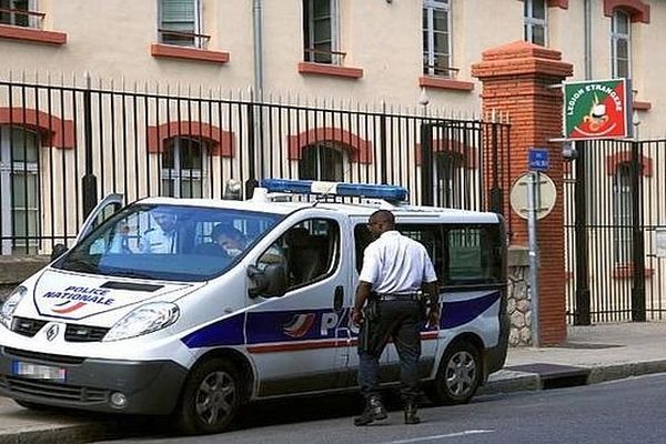 Perpignan - la police devant la caserne de la Légion étrangère où travaillait et s'est suicidé Francisco Benitez- août 2013.