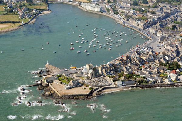 LE 24/06/2009 - Vues aériennes du littoral du département de la Manche Le Port et le bourg de Barfleur