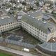 Emmanuel Macron a annoncé la création d'une bourse de recherche pour retrouver les corps des résistants fusillés à la prison de Caen (Caldavados), le 6 juin 1944.