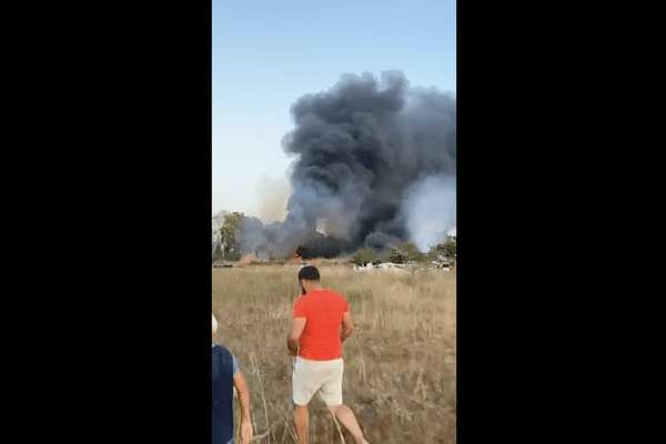 L'incendie situé au nord de Toulouse dégage un important panache de fumée noire