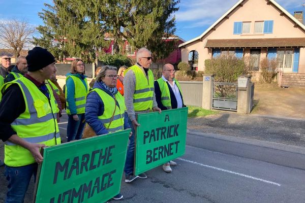 La marche en hommage à Patrick Bernet à Feillens dans l'Ain, samedi 7 janvier 2023.