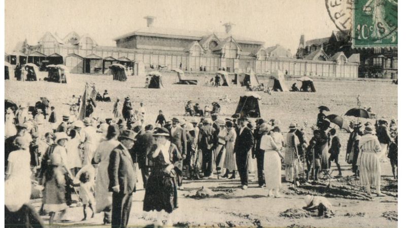 Sur la plage, devant le casino de Mers-les-Bains, au début du XXe siècle.