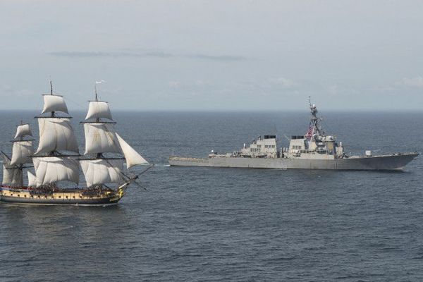 L'Hermione a été accueillie par le destroyer USS Mitscher lorsqu'elle a pénétré dans les eaux américaines.