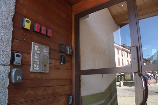 Dans le centre de Chamonix, la prolifération des boîtes à clefs aux entrées d'immeubles est le signe d'un déséquilibre du parc immobilier en faveur des locations touristiques de courtes durées. La mairie a décidé de dire stop, en les limitant à un bien par  personne loué pendant 3 ans