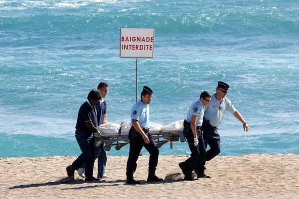 Les secours évacuent le corps du surfeur tué ce 8 mai à Saint-Gilles à La Réunion