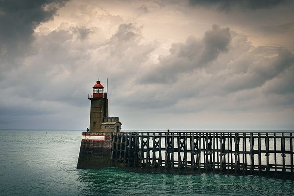 Sur la Côte d'Albâtre, un ciel menaçant sur Fécamp ce SAMEDI.