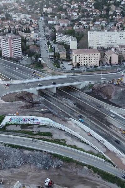 Opération d’envergure, dans la nuit du 9 au 10 mars 24, face à de gigantesques machines, le pont de l’échangeur de la Valette sur l’A57 dans le Var a rendu son dernier souffle.