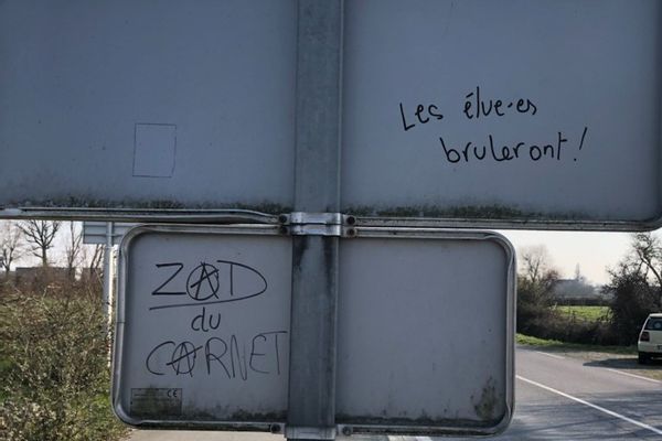 Les inscriptions apparues suite à la manifestation du 6 mars dernier ont décidé les élus des communes riveraines de la ZAD du Carnet à porter plainte pour incitation à la haine et au meurtre