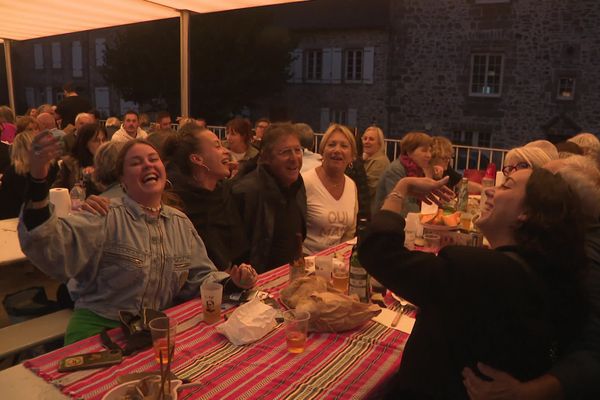 Les habitués viennent avec leurs assiettes et leurs couverts, les autres découvrent encore le principe : on achète et on mange sur place.