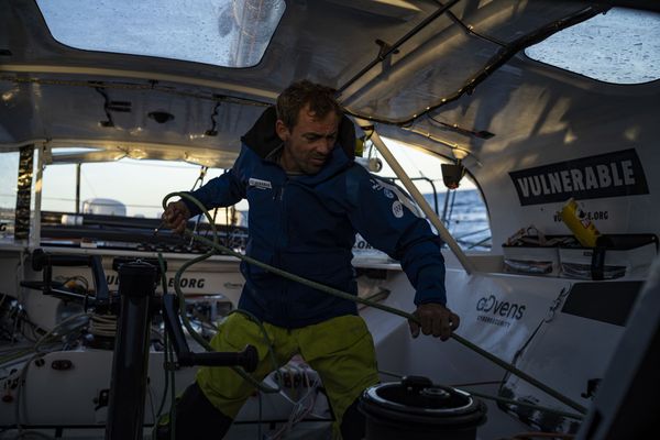 Pour son 33ᵉ jour en mer, soit quasiment la moitié du Vendée Globe 2024, le skipper dunkerquois se souviendra de son vendredi 13 décembre 2024.