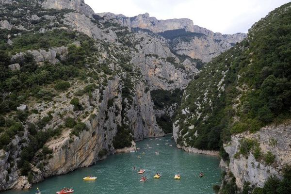 Le lac de Sainte-Croix est un lieu très fréquenté en période estivale.