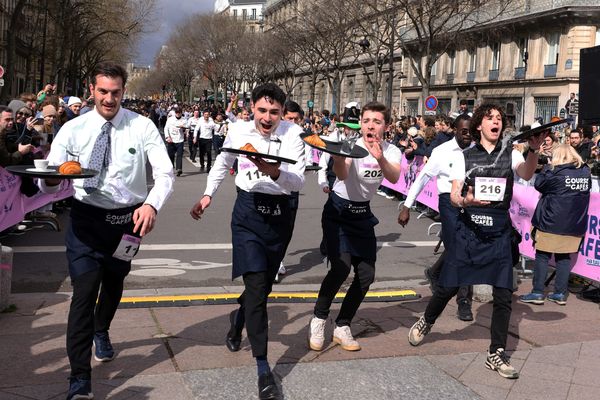 Café, croissant et verre d'eau sur un plateau, les serveurs et serveuses font la course dans les rues de Paris ce dimanche 24 mars.