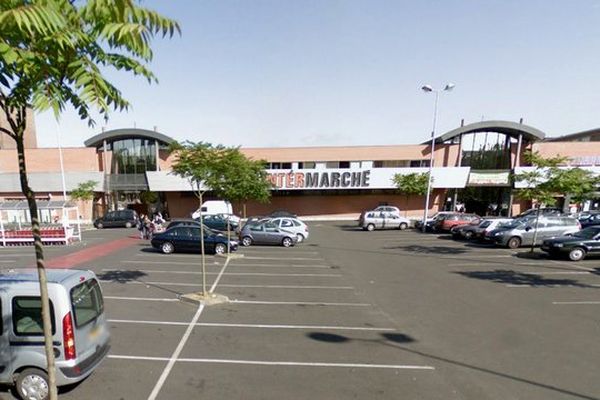 L'homme a été braqué alors qu'il sortait de cet Intermarché à Roubaix (rue louis Braille) avec la recette du magasin