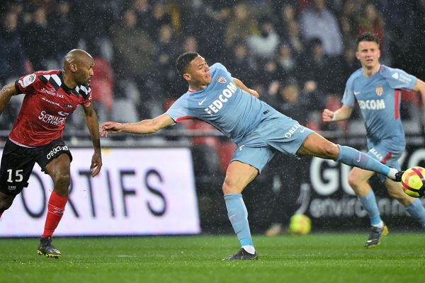 Carlos Vinicius pour l'AS Monaco et le défenseur guingampais Jérémy Sorbon, hier, samedi 6 avril, à Guingamp