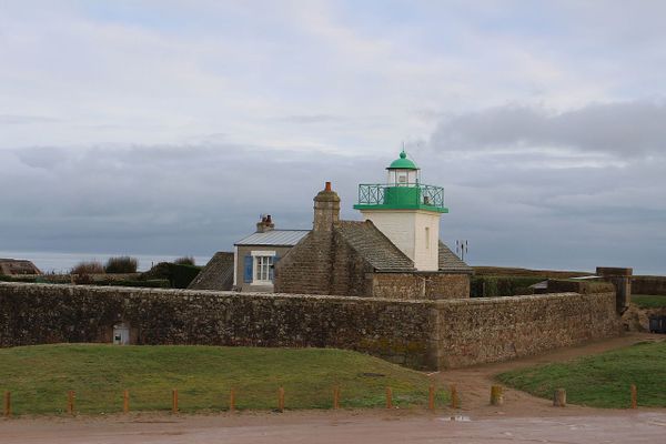 Dans le Cotentin, à Réville, un horizon assez nuageux ce MERCREDI face au phare de la Pointe de Saire.