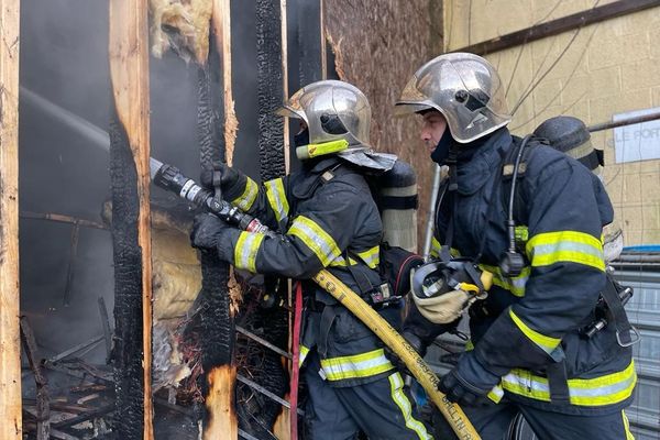 Les pompiers sont intervenus en début de soirée à Tourcoing suite à l'incendie d'un entrepôt