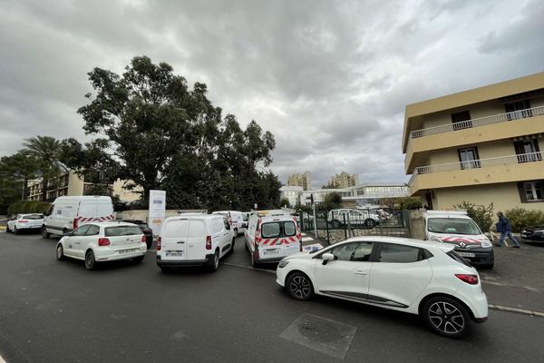 Des voitures de l'Office ont bloqué l'entrée du siège en signe de soutien au salarié agressé samedi à Poggio-Mezzana.