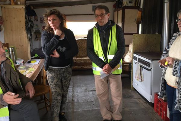 À la cabane du Fangeas, en Haute Loire, les gilets jaunes n'ont pas été convaincus par le discours du premier ministre.