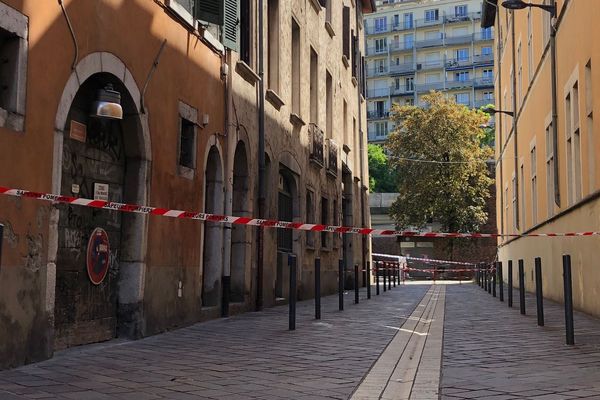 Des immeubles de la rue du Vieux temple à Grenoble ont été évacués le 5 juin 2020 en raison d'un risque d'effondrement 