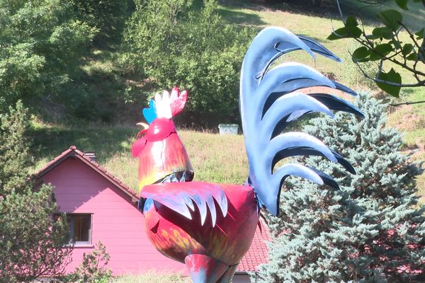 Un coq géant en métal trône fièrement à Sainte-Marie-aux-Mines pour la coupe du monde de rugby.