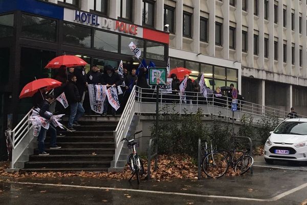 Les policiers en colère ont dit leur colère devant le commissariat de Grenoble