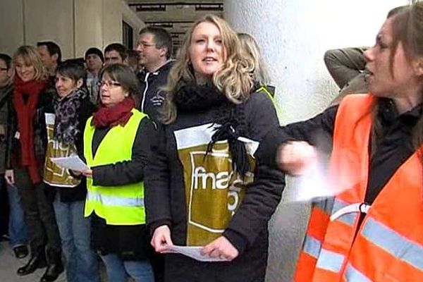 Les salariés de la FNAC de Caen ont distribué des tracts devant le magasin, samedi 30 novembre 2013